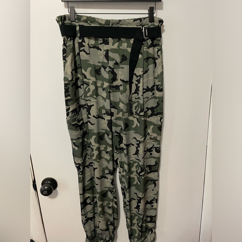 Women’s Size L Elan Camo Joggers